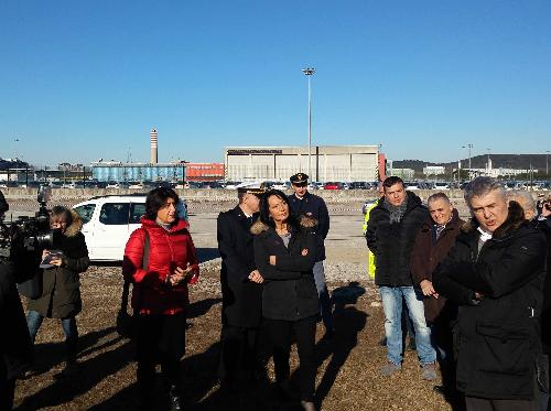 Mariagrazia Santoro (Assessore regionale Infrastrutture e Territorio) e Anna Maria Cisint (Sindaco Monfalcone) alla consegna dei lavori di asfaltatura dell'area demaniale in ambito portuale presso il Varco 2 del Porto - Monfalcone 21/01/2017