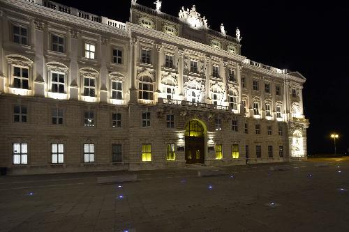 Il Palazzo della Regione Friuli Venezia Giulia illuminato di giallo in segno di richiesta di verità e giustizia per Giulio Regeni a un anno di distanza dalla sua scomparsa - Trieste 25/01/2017