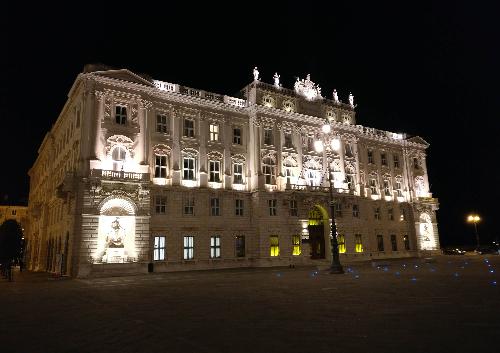 Il Palazzo della Regione Friuli Venezia Giulia illuminato di giallo in segno di richiesta di verità e giustizia per Giulio Regeni a un anno di distanza dalla sua scomparsa - Trieste 25/01/2017