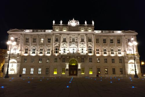 Il Palazzo della Regione Friuli Venezia Giulia illuminato di giallo in segno di richiesta di verità e giustizia per Giulio Regeni a un anno di distanza dalla sua scomparsa - Trieste 25/01/2017