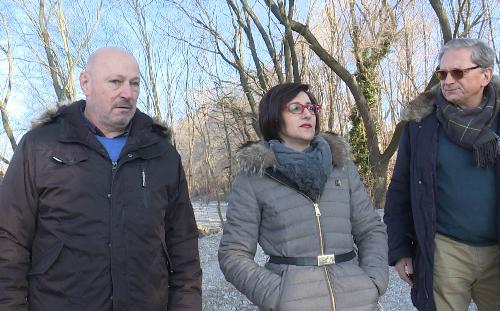 Ferruccio Barea (Assessore comunale Politiche ambientali Turriaco) e Sara Vito (Assessore regionale Ambiente ed Energia) durante il sopralluogo ai lavori di difesa spondale della sinistra idrografica dell'Isonzo - Turriaco 26/01/2017