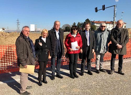 Mariagrazia Santoro (Assessore regionale Infrastrutture e Territorio) alla consegna dei lavori alle ditte che hanno vinto l'appalto per la realizzazione di due rotonde sulla strada regionale 14 - Torviscosa 16/02/2017