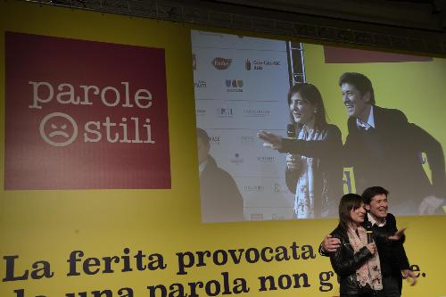 Debora Serracchiani (Presidente Regione Friuli Venezia Giulia) e Gianni Morandi alla prima giornata dell'evento "Parole O_Stili", alla Stazione Marittima - Trieste 17/02/2017