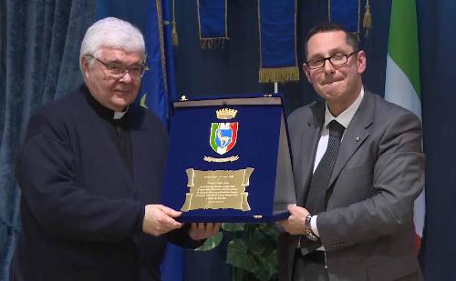 Padre Luigi Moro riceve il Premio Histria Terra da Massimiliano Lacota (Presidente Unione Istriani) - Trieste 21/02/2017