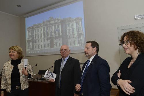 Maria Sandra Telesca (Assessore regionale Salute, Integrazione socio-sanitaria, Politiche sociali e Famiglia), Fernando Della Ricca (Presidente Commissione regionale Amianto) e Fabio Lo Faro (Direttore INAIL FVG) alla presentazione del vademecum "Conoscere l'amianto" - Trieste 22/02/2017