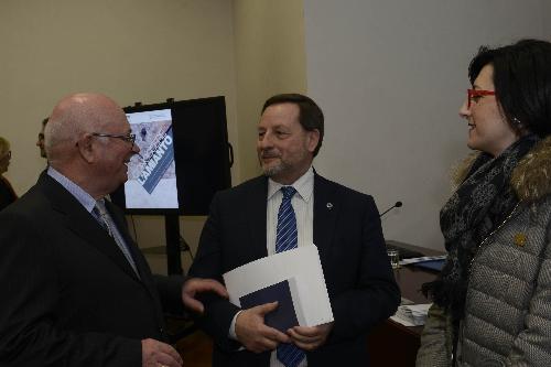 Fernando Della Ricca (Presidente Commissione regionale Amianto), Fabio Lo Faro (Direttore INAIL FVG) e Sara Vito (Assessore regionale Ambiente ed Energia) alla presentazione del vademecum "Conoscere l'amianto" - Trieste 22/02/2017