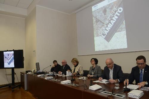 Presentazione del vademecum "Conoscere l'amianto" con gli assessori regionali Maria Sandra Telesca (Salute, Integrazione socio-sanitaria, Politiche sociali e Famiglia) e Sara Vito (Ambiente ed Energia), Fabio Lo Faro (Direttore INAIL FVG) e Fernando Della Ricca (Presidente Commissione regionale Amianto) - Trieste 22/02/2017 