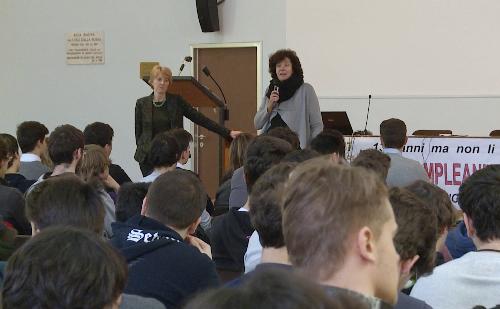 Clementina Frescura (Preside Istituto Volta Trieste) e Loredana Panariti (Assessore regionale Lavoro, Formazione, Istruzione, Pari Opportunità, Politiche giovanili, Ricerca e Università) all'incontro conclusivo del ciclo dedicato a formazione e orientamento sull'alternanza scuola/lavoro, all'Istituto tecnico statale Alessandro Volta - Trieste 23/02/2017