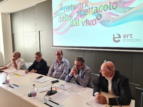 Il vicegovernatore Anzil (al centro) durante la presentazione