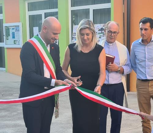 L'assessore Amirante al taglio del nastro della Scuola dell'infanzia Immacolata Concezione di Rauscedo.