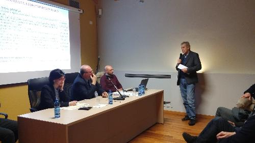 Razpravljalska miza z odbornico za okolje Saro Vito med nastopom Edija Bukavca (Foto FJK)