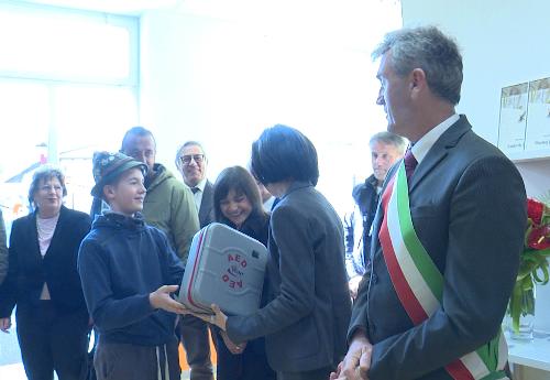 Debora Serracchiani (Presidente Regione Friuli Venezia Giulia) alla consegna di due defibrillatori donati dalla locale Riserva di Caccia a due scuole di San Pietro - San Pietro al Natisone 13/03/2017
