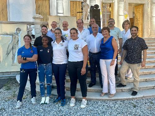 Il vicegovernatore Anzil a "Salto con l'asta a Villa" Manin assieme agli atleti del Friuli Venezia Giulia.