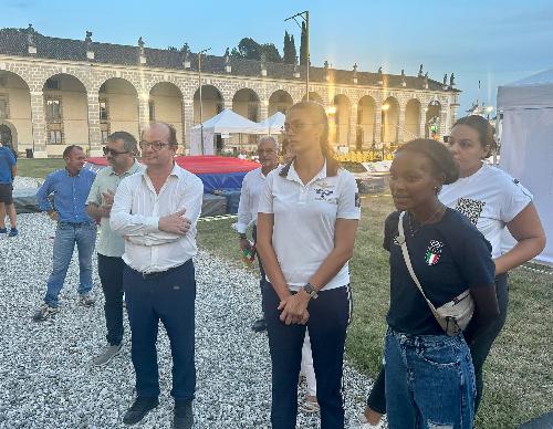 Il vicegovernatore Anzil a "Salto con l'asta a Villa" Manin assieme agli atleti del Friuli Venezia Giulia.