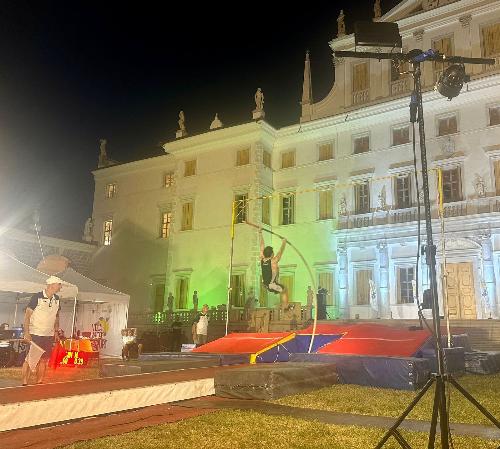 La gara di salto con l'asta davanti alla Villa Manin