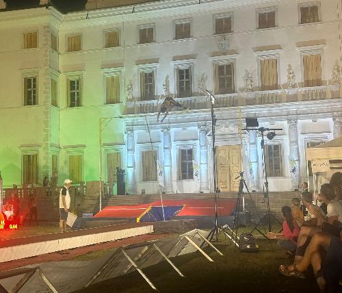 La gara di salto con l'asta davanti alla Villa Manin