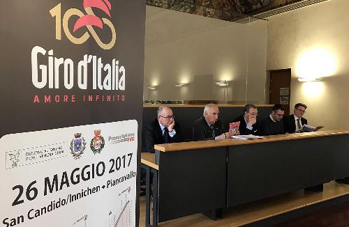 Marco Tullio Petrangelo (Direttore generale PromoTurismo FVG), Enzo Cainero (Project manager Tappe Giro d'Italia in FVG), Sergio Bolzonello (Vicepresidente Regione FVG e assessore Attività produttive, Turismo e Cooperazione), Alessandro Ciriani (Sindaco Pordenone) e Sandrino Della Puppa (Vicesindaco Aviano) a Palazzo Badini - Pordenone 20/03/2017