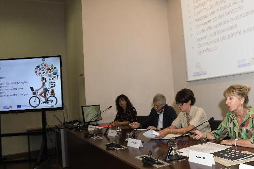 Al centro l'assessore regionale Alessia Rosolen