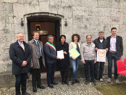 Franco Buttazzoni (CCIAA Udine), Giorgio Damiani (Presidente FVG Strade S.p.A.), Francesco Martines (Sindaco Palmanova), Mariagrazia Santoro (Assessore regionale Infrastrutture e Territorio), Elena Bernardis (Scuola media Zorutti) e Gianfranco Romanelli (Presidente ACI Udine) all'inaugurazione del dispositivo sperimentale "STOP Salvapedoni" - Palmanova 21/03/2017