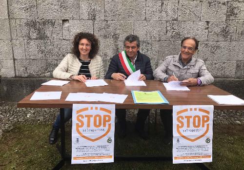 Elena Bernardis (Scuola media Zorutti), Francesco Martines (Sindaco Palmanova) e Gianfranco Romanelli (Presidente ACI Udine) all'inaugurazione del dispositivo sperimentale "STOP Salvapedoni" - Palmanova 21/03/2017