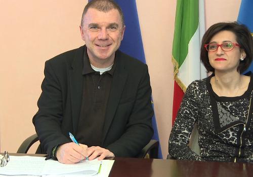 Lorenzo Fabbro (Presidente ARLeF) e Sara Vito (Assessore regionale Ambiente ed Energia) alla firma del Protocollo tra ARLeF-Agjenzie regjonâl pe lenghe furlane e Isontina Ambiente S.r.l. - Gorizia 22/03/2017