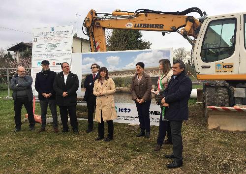 Debora Serracchiani (Presidente Regione Friuli Venezia Giulia) e Mariagrazia Santoro (Assessore regionale Infrastrutture e Territorio) alla posa della prima pietra del cantiere dei lavori per la realizzazione del nuovo ponte sul Torre, primo lotto stralcio del rinnovato progetto per la Palmanova-Manzano - Chiopris Viscone 23/03/2017