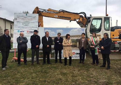 Debora Serracchiani (Presidente Regione Friuli Venezia Giulia) e Mariagrazia Santoro (Assessore regionale Infrastrutture e Territorio) alla posa della prima pietra del cantiere dei lavori per la realizzazione del nuovo ponte sul Torre, primo lotto stralcio del rinnovato progetto per la Palmanova-Manzano - Chiopris Viscone 23/03/2017