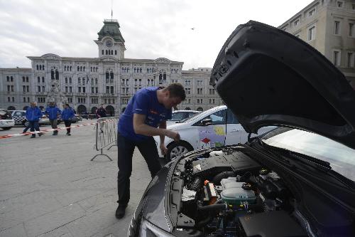 Automobile partecipante alla prima gara del Campionato ECONOVA Cup 2017 "ECONOVA ADRIATIC RALLY" di regolarità per vetture elettriche e a energia alternativa, in piazza Unità - Trieste 23/03/2017