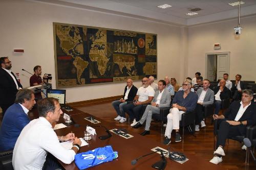 Un momento della presentazione della prima edizione del torneo internazionale Primavera Under 17 Città di Trieste.