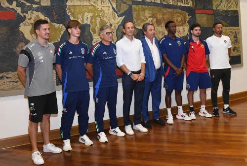 Il governatore Fedriga insieme alle delegazioni delle Nazionali Under 17 di Italia, Portogallo, Svizzera e Spagna.
