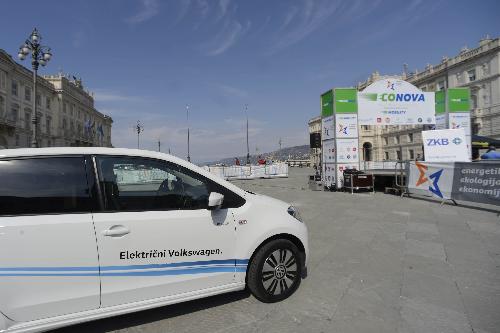 Automobile partecipante alla prima gara del Campionato ECONOVA Cup 2017 "ECONOVA ADRIATIC RALLY" di regolarità per vetture elettriche e a energia alternativa, in piazza Unità - Trieste 23/03/2017