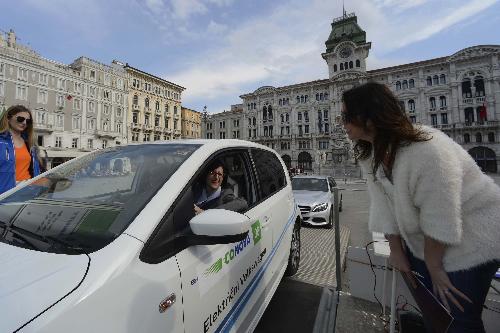 Sara Vito (Assessore regionale Ambiente ed Energia) in piazza Unità alla partenza della prima gara del Campionato ECONOVA Cup 2017 "ECONOVA ADRIATIC RALLY" di regolarità per vetture elettriche e a energia alternativa - Trieste 23/03/2017