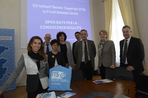 Loredana Panariti (Assessore regionale Lavoro, Formazione, Istruzione, Pari Opportunità, Politiche giovanili, Ricerca e Università), con dirigenti scolastici, alla conferenza stampa sugli Open Days che presentano i quattro Istituti Tecnici Superiori (ITS) del FVG, nella sede della Regione - Trieste 23/03/2017 