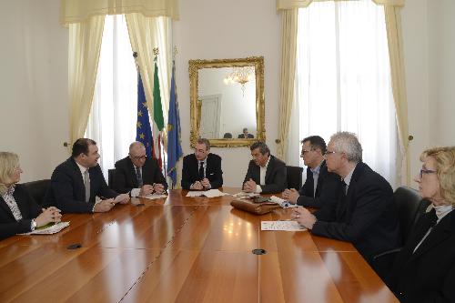 Marco Tullio Petrangelo (Direttore generale PromoTurismoFVG) e Sergio Bolzonello (Vicepresidente Regione FVG e assessore Attività produttive, Turismo e Cooperazione) con amministratori dei Comuni di Aquileia, Cividale, Grado e Palmanova, nella sede della Regione - Trieste 24/03/2017