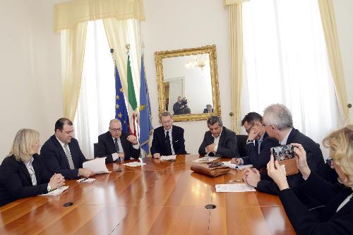 Marco Tullio Petrangelo (Direttore generale PromoTurismoFVG) e Sergio Bolzonello (Vicepresidente Regione FVG e assessore Attività produttive, Turismo e Cooperazione) con amministratori dei Comuni di Aquileia, Cividale, Grado e Palmanova, nella sede della Regione - Trieste 24/03/2017