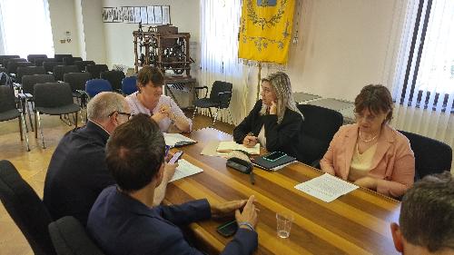 Gli assessori Riccardi e Amirante durante l'incontro al Comune di Resia in merito alla viabilità della zona.