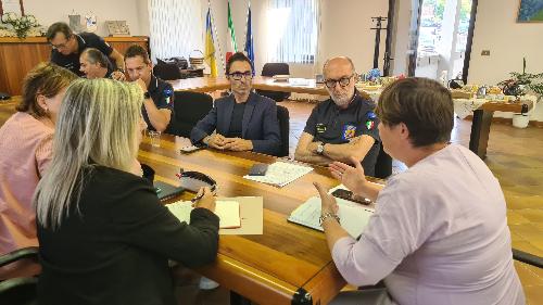 Gli assessori Riccardi e Amirante durante l'incontro al Comune di Resia in merito alla viabilità della zona.