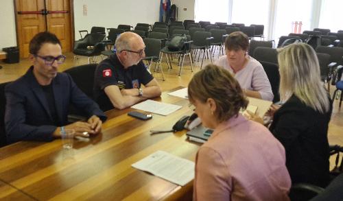Gli assessori Riccardi e Amirante durante l'incontro al Comune di Resia in merito alla viabilità della zona.