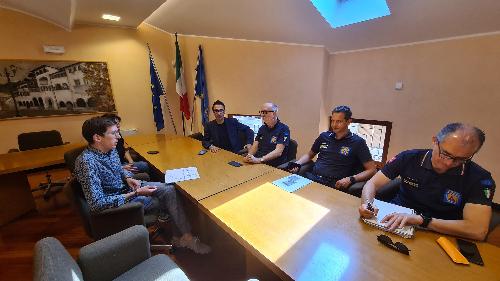 L'assessore regionale alla Protezione civile Riccardo Riccardi durante l'incontro al Comune di Amaro sul tema del Rio Maggiore, al quale hanno partecipato il vicesindaco del Comune, Edi Mainardis, dell'assessore Emanuela Gridel, dei tecnici comunali e della Protezione civile Fvg e il vicepresidente del Consiglio regionale Stefano Mazzolini.
