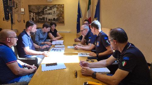 L'assessore regionale alla Protezione civile Riccardo Riccardi durante l'incontro al Comune di Amaro sul tema del Rio Maggiore, al quale hanno partecipato il vicesindaco del Comune, Edi Mainardis, dell'assessore Emanuela Gridel, dei tecnici comunali e della Protezione civile Fvg e il vicepresidente del Consiglio regionale Stefano Mazzolini.
