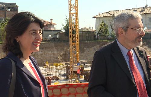 Mariagrazia Santoro (Assessore regionale Infrastrutture e Territorio) e Furio Honsell (Sindaco Udine) alla consegna dei lavori per la realizzazione di alloggi di edilizia abitativa sociale con risorse del Fondo Social Housing FVG, in via Lumignacco - Udine 29/03/2017