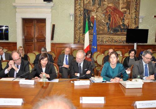 Gianni Torrenti (Assessore regionale Cultura, Sport e Solidarietà) e Debora Serracchiani (Presidente Regione Friuli Venezia Giulia) al Tavolo di Coordinamento tra Governo e Associazioni degli Esuli Istriani, Fiumani e Dalmati presieduto da Maria Elena Boschi (Sottosegretario Presidenza Consiglio Ministri), a Palazzo Chigi - Roma 29/03/2017