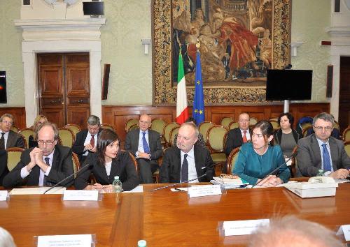 Gianni Torrenti (Assessore regionale Cultura, Sport e Solidarietà) e Debora Serracchiani (Presidente Regione Friuli Venezia Giulia) al Tavolo di Coordinamento tra Governo e Associazioni degli Esuli Istriani, Fiumani e Dalmati presieduto da Maria Elena Boschi (Sottosegretario Presidenza Consiglio Ministri), a Palazzo Chigi - Roma 29/03/2017