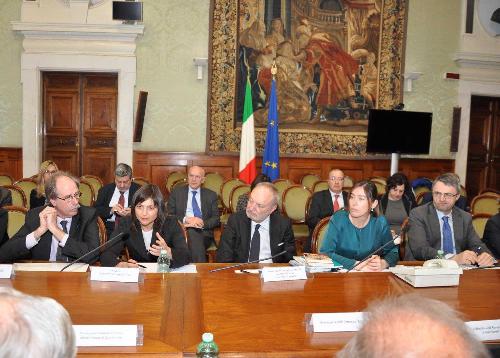 Gianni Torrenti (Assessore regionale Cultura, Sport e Solidarietà) e Debora Serracchiani (Presidente Regione Friuli Venezia Giulia) al Tavolo di Coordinamento tra Governo e Associazioni degli Esuli Istriani, Fiumani e Dalmati presieduto da Maria Elena Boschi (Sottosegretario Presidenza Consiglio Ministri), a Palazzo Chigi - Roma 29/03/2017