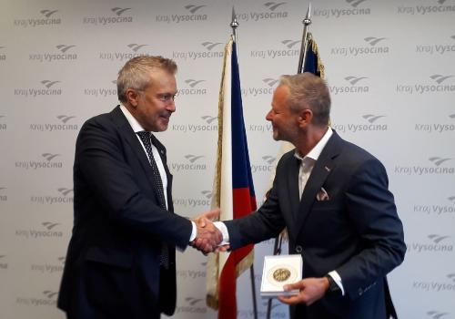 Stretta di mano fra l'assessore alle Attività produttive e Turismo Sergio Emidio Bini e Vítezslav Schrek, presidente della Regione della Vysocina.
