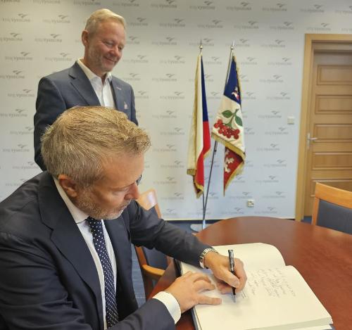 L'assessore Bini firma il libro delle autorità in visita nella Regione della Vysocina.