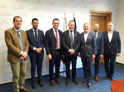 Foto di gruppo per la delegazione della Regione Friuli Venezia Giulia con il presidente della Vysocina Schrek.