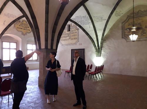 Un altro momento della visita agli interni di epoca rinascimentale del Comune di Jihlava. 