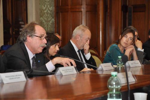 Gianni Torrenti (Assessore regionale Cultura, Sport e Solidarietà) e Debora Serracchiani (Presidente Regione Friuli Venezia Giulia) al Tavolo di Coordinamento tra Governo e Associazioni degli Esuli Istriani, Fiumani e Dalmati presieduto da Maria Elena Boschi (Sottosegretario Presidenza Consiglio Ministri), a Palazzo Chigi - Roma 29/03/2017