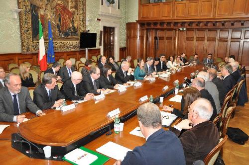 Gianni Torrenti (Assessore regionale Cultura, Sport e Solidarietà) e Debora Serracchiani (Presidente Regione Friuli Venezia Giulia) al Tavolo di Coordinamento tra Governo e Associazioni degli Esuli Istriani, Fiumani e Dalmati presieduto da Maria Elena Boschi (Sottosegretario Presidenza Consiglio Ministri), a Palazzo Chigi - Roma 29/03/2017